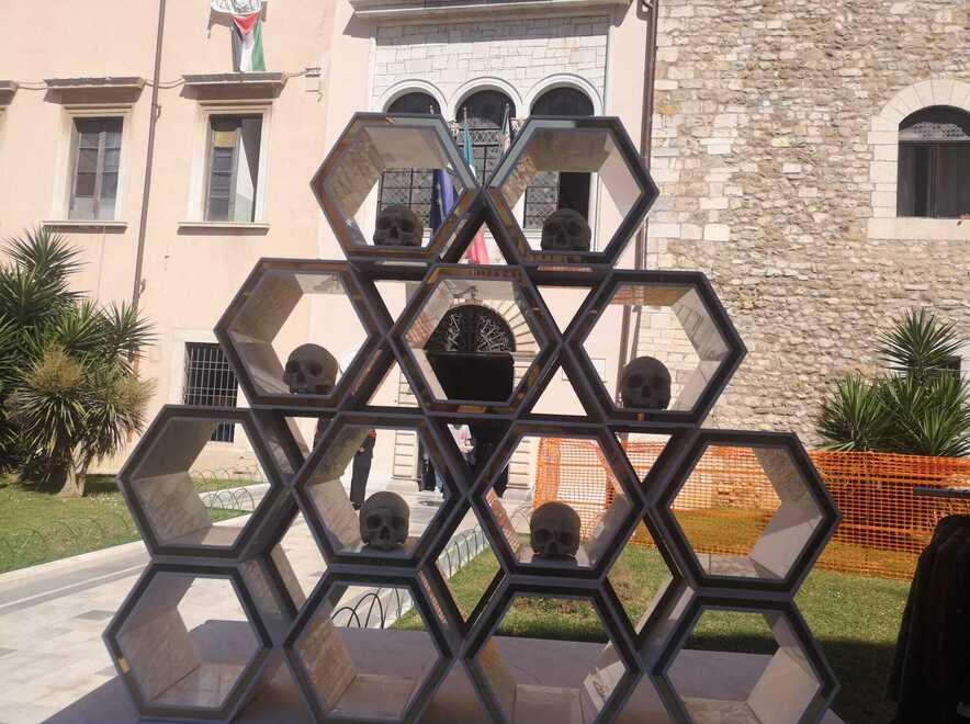 Design, teschi e Stelle di David: scatta la denuncia per odio razziale