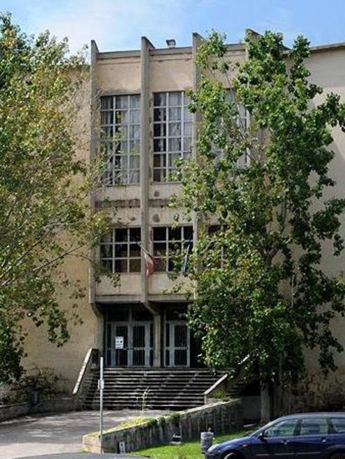 Il bacio rubato gli costa l’accusa di abusi sessuali