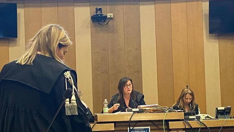 Spoglia una 12enne e la fotografa Il padre: «È stata una trappola»