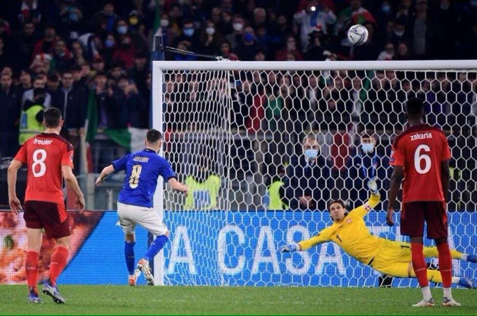 Italia-Svizzera: i selfie di Totti e Ilary in tribuna e il maledetto rigore di Jorginho