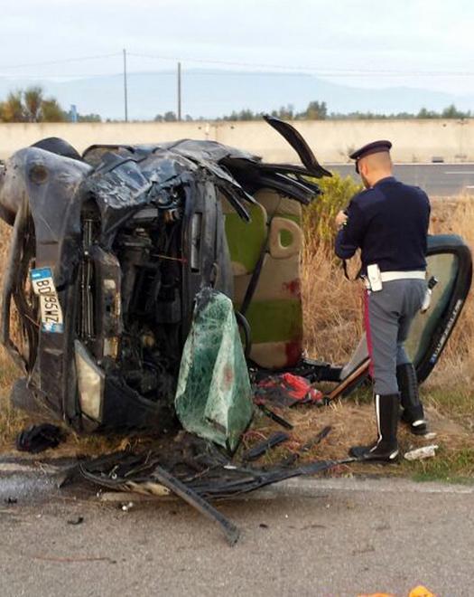 Incastrato nell’auto che vola fuori strada 