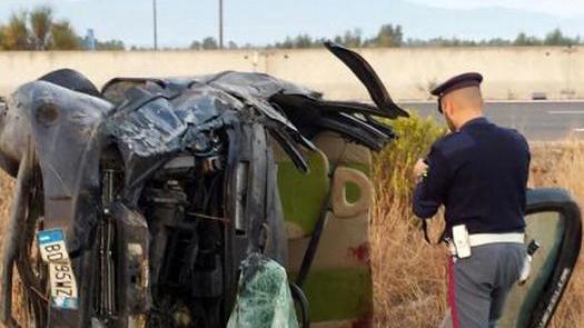 Incastrato nell’auto che vola fuori strada