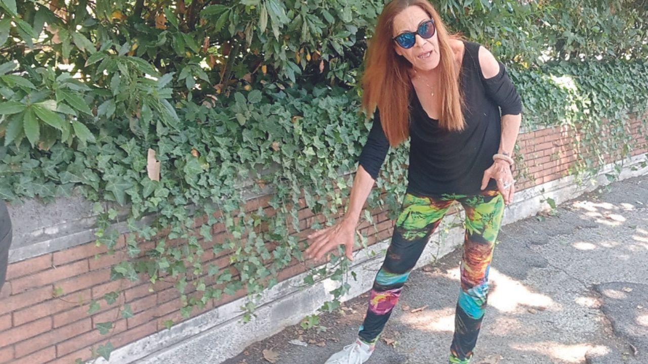 
	La volontaria Marzia Biancalana mostra il punto dove &egrave; avvenuta l&rsquo;aggressione

