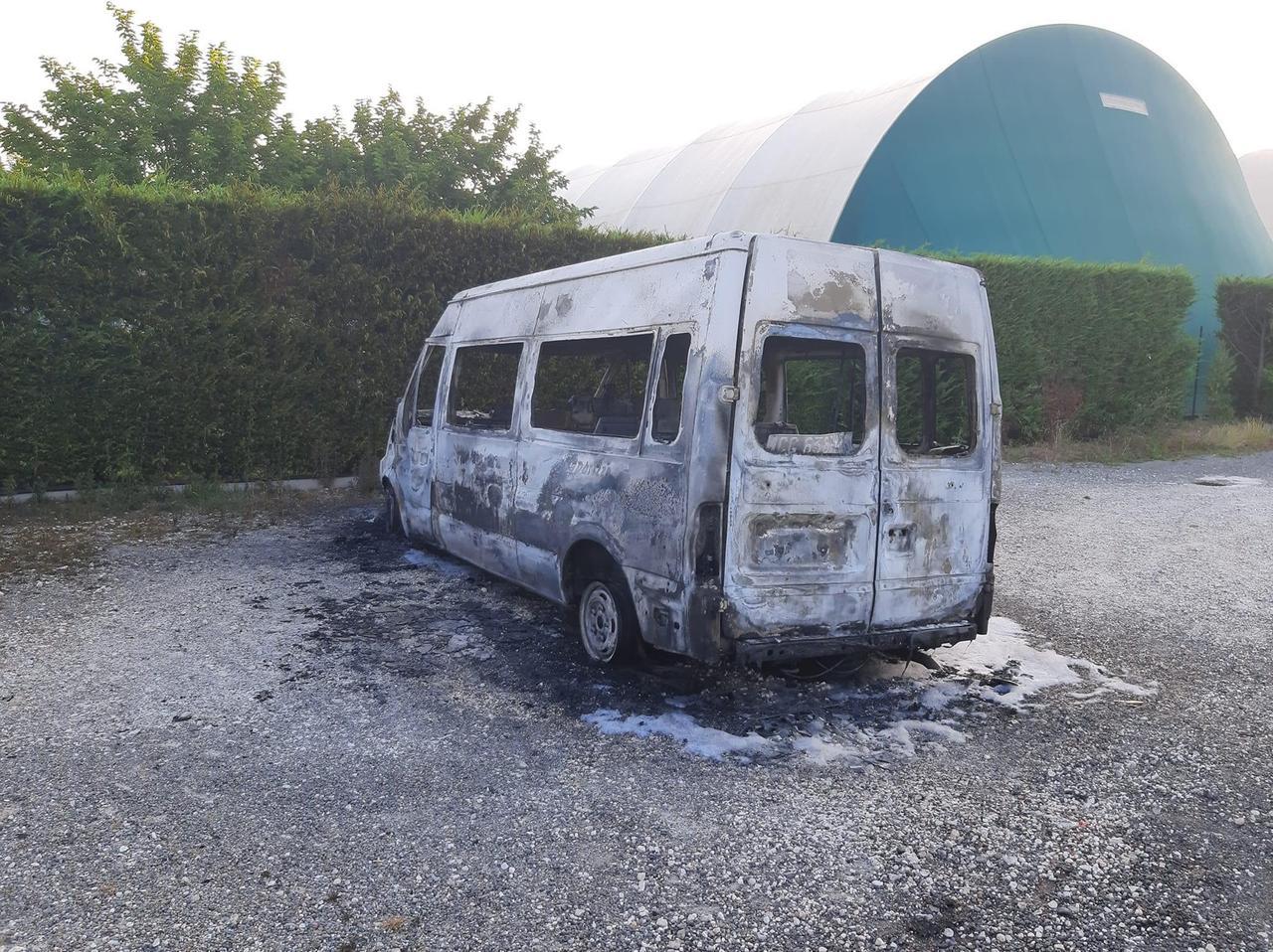 Ponsacco, brucia nella notte furgone di una società di ciclismo