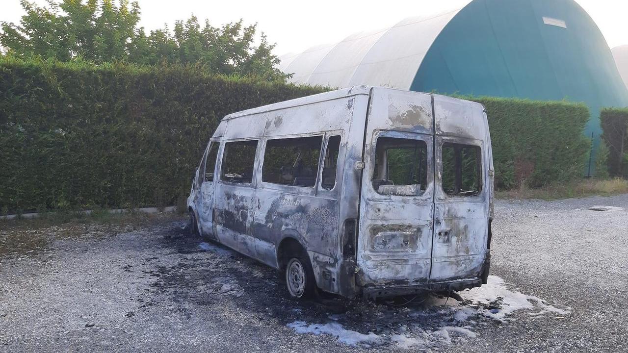 Ponsacco, brucia nella notte furgone di una società di ciclismo