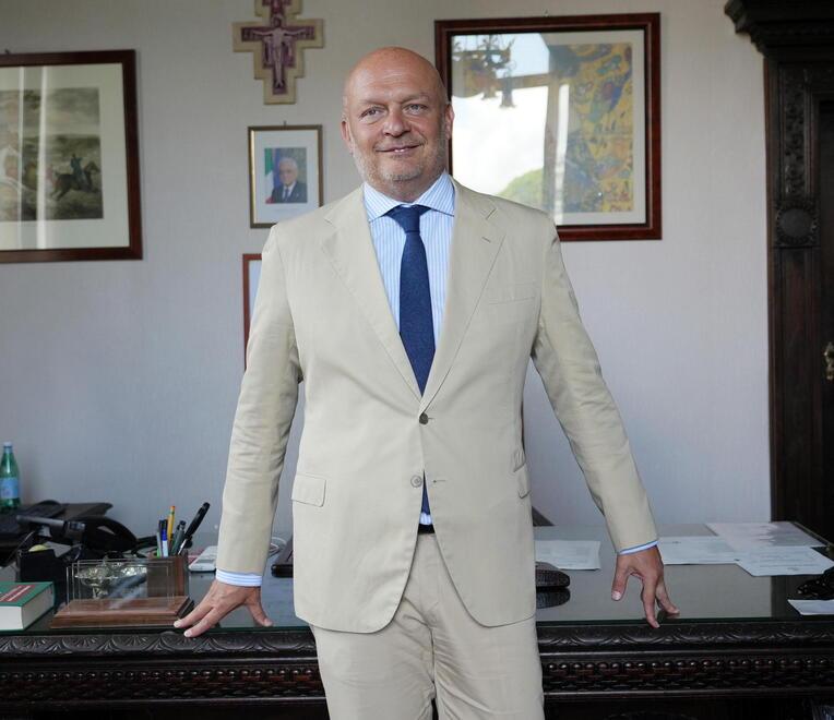 
	Claudio Del Rosso nel suo ufficio da sindaco (foto Nucci)

