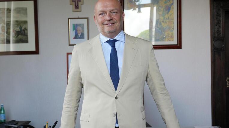 Claudio Del Rosso nel suo ufficio da sindaco (foto Nucci)