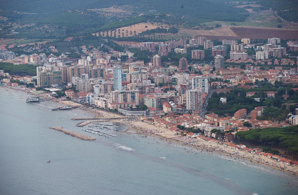 Estate a Follonica, meteo incerto e aumento dei costi “spaventano” i turisti: crescita al di sotto delle attese