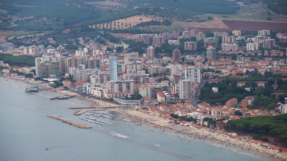 Estate a Follonica, meteo incerto e aumento dei costi “spaventano” i turisti: crescita al di sotto delle attese