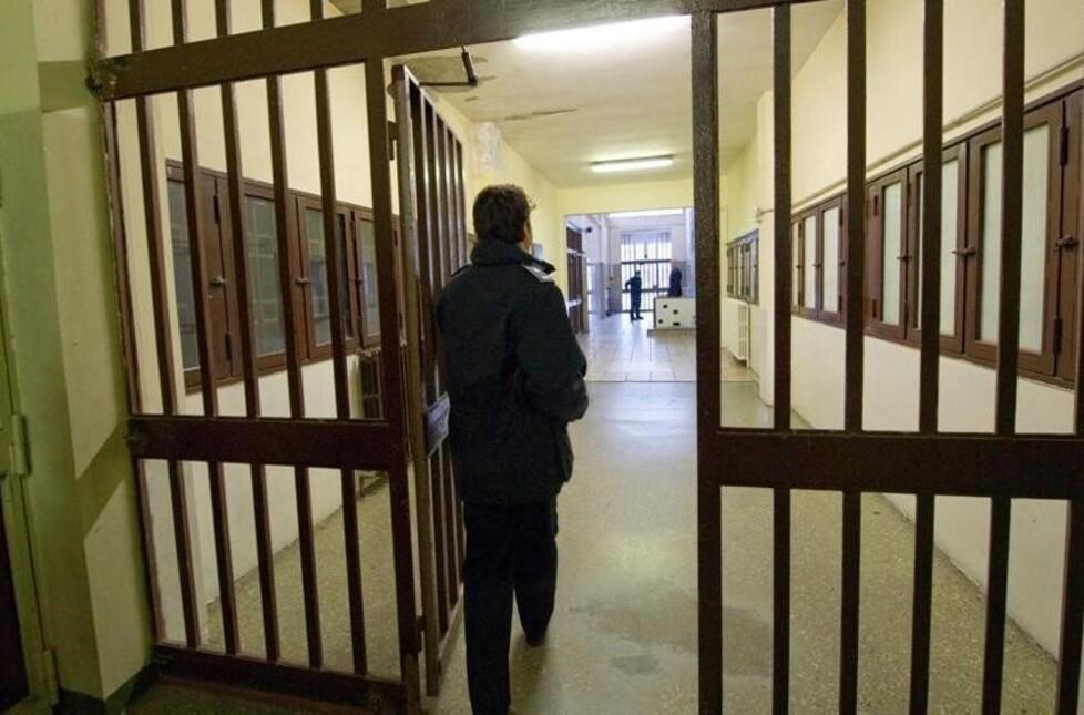 Un agente della polizia penitenziaria in un carcere (foto d'archivio)