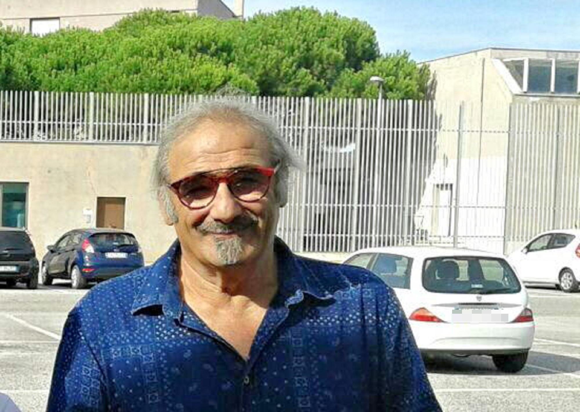 Marco Solimano davanti al carcere delle Sughere (foto d'archivio)