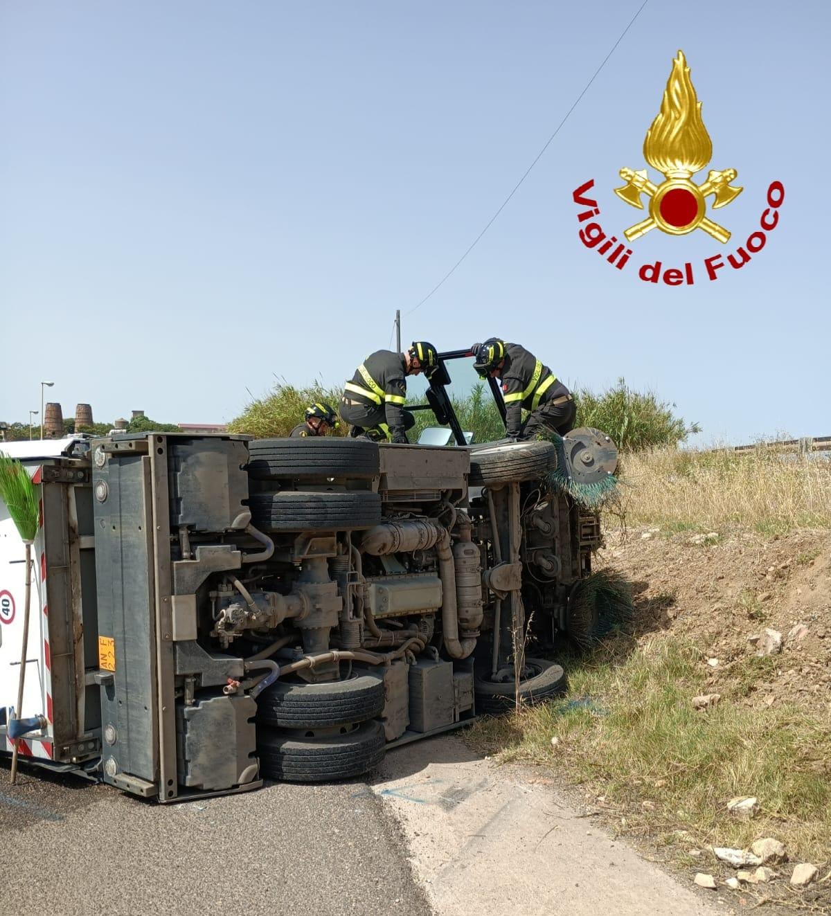 Porto Torres, si ribalta un camion della nettezza urbana