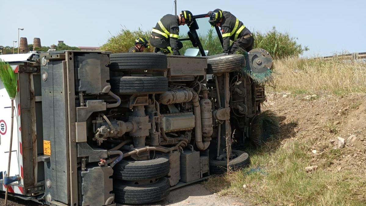 Porto Torres, si ribalta un camion della nettezza urbana