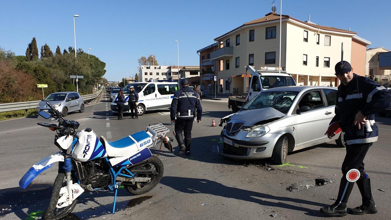 Sassari, incidenti e morti sulle strade in aumento: la polizia locale lancia una campagna per i più giovani