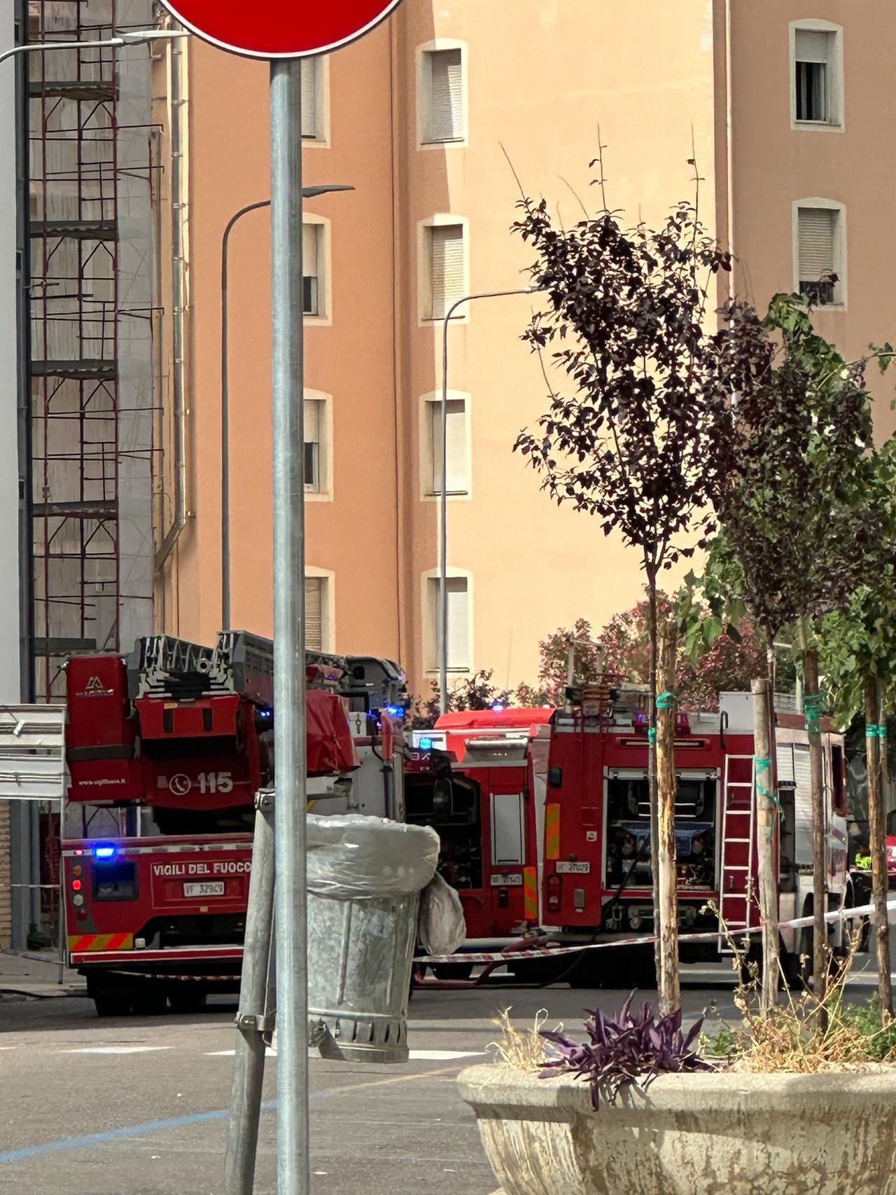 Fiamme e botti in via Catte: prende fuoco il “cappotto” della facciata