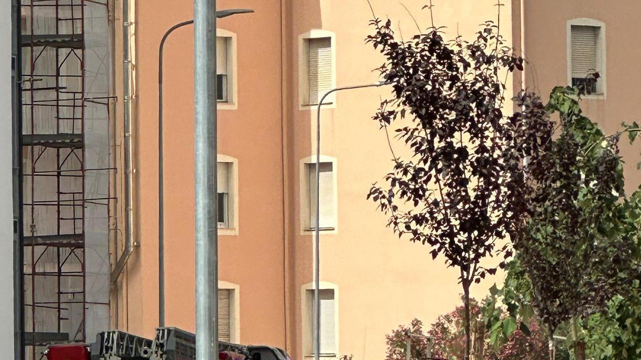 Fiamme e botti in via Catte: prende fuoco il “cappotto” della facciata