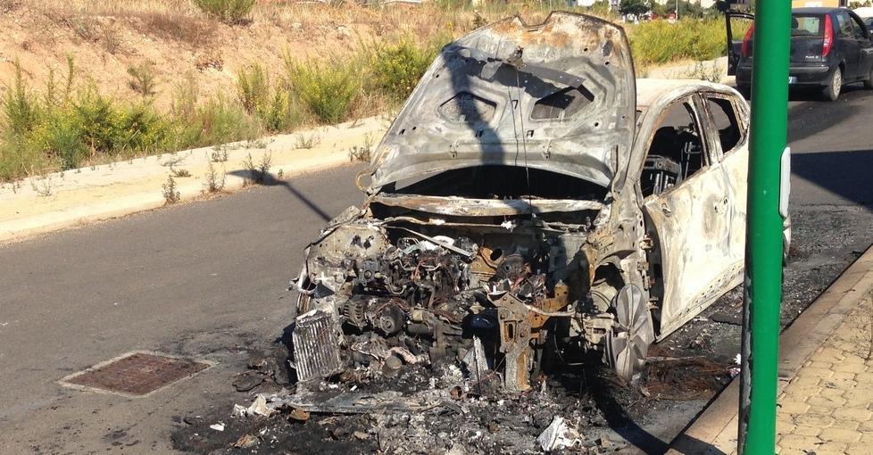 La Caletta, due auto distrutte in un attentato incendiario