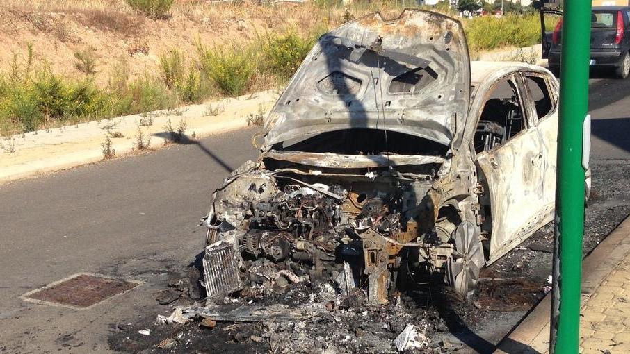 La Caletta, due auto distrutte in un attentato incendiario