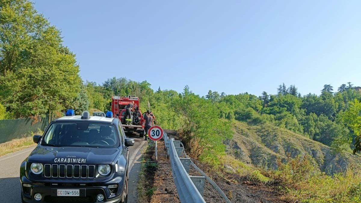 Mozzicone di sigaretta scatena l’incendio in collina