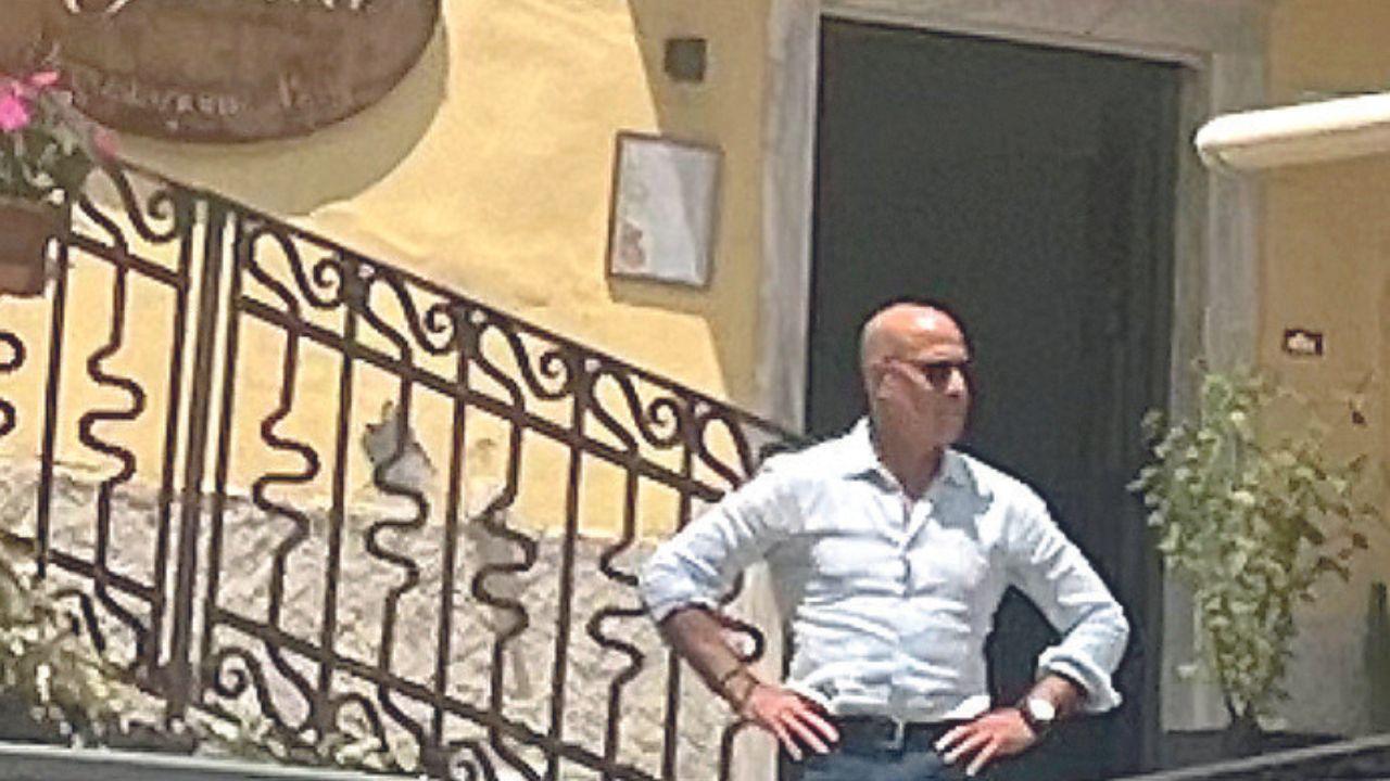 L’attore e regista hollywoodiano di origini italiane Stanley Tucci giovedì 27 giugno di fronte alla Larderia Mafalda di Colonnata dove sta girando alcune riprese