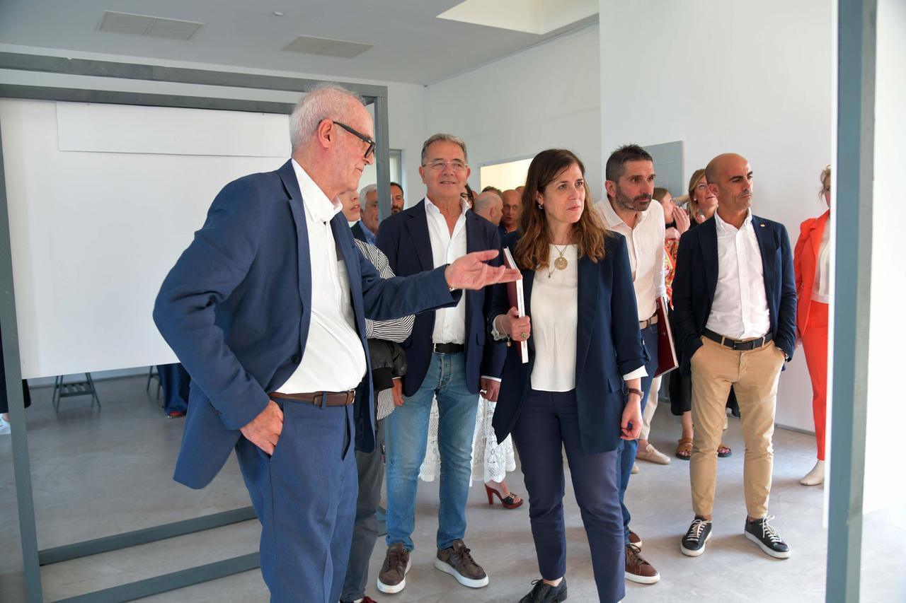 L'architetto Giovanni Maciocco con il sindaco Settimo Nizzi e la governatrice Alessandra Todde