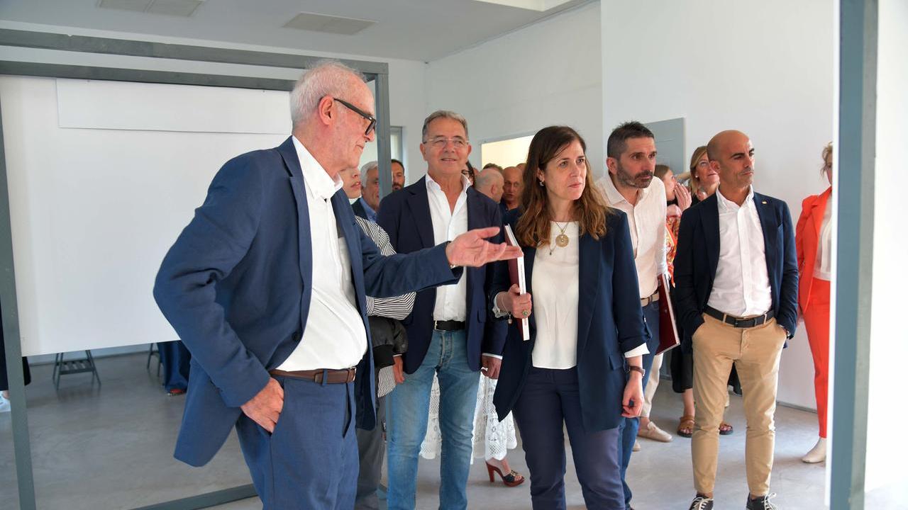 L'architetto Giovanni Maciocco con il sindaco Settimo Nizzi e la governatrice Alessandra Todde