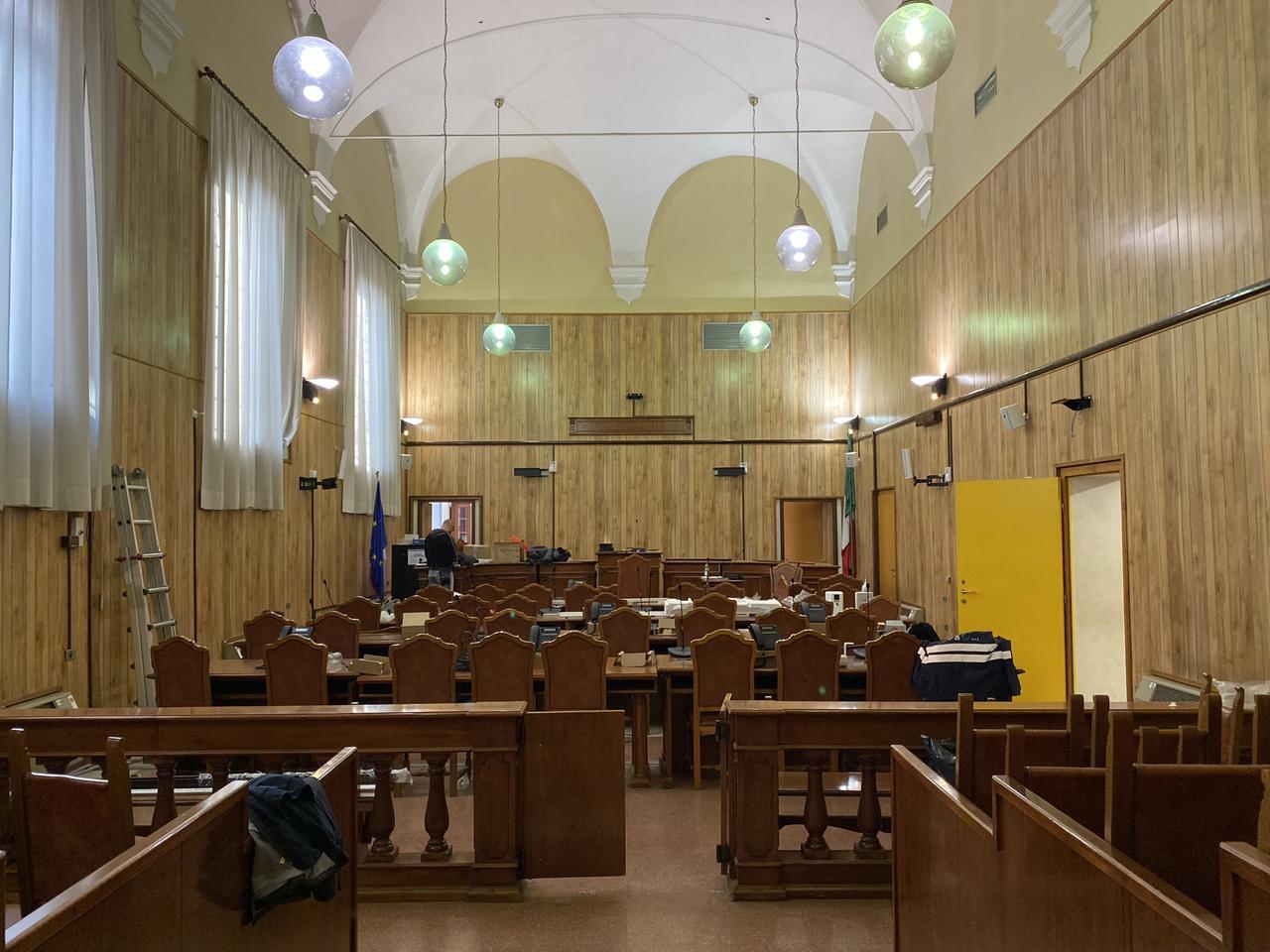 Cento, scrisse: «I Rom fuori a fucilate». Ex politico finisce a processo