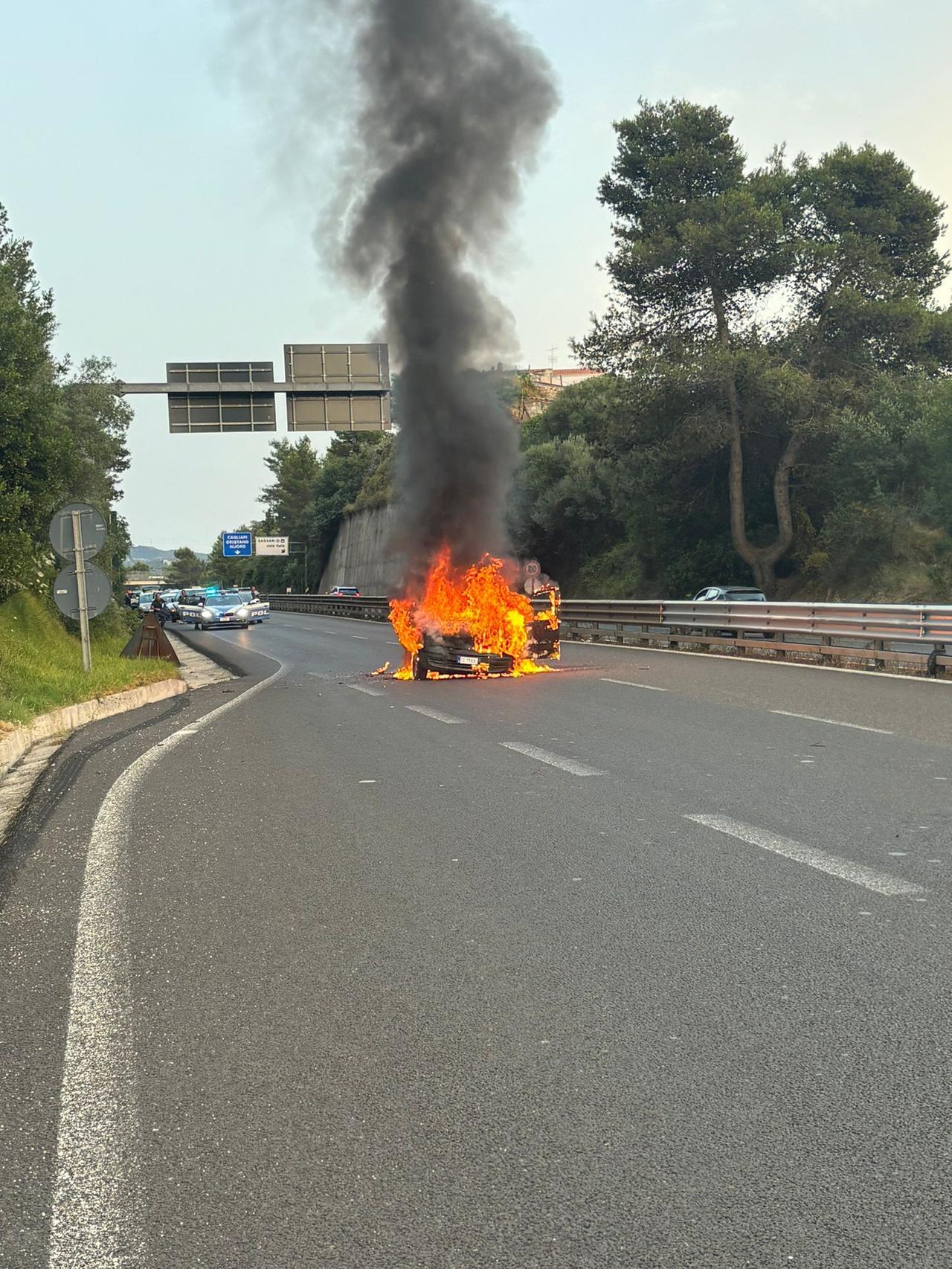 Terrore a Sassari, assalto armato alla Mondialpol: spari tra la gente e auto in fiamme