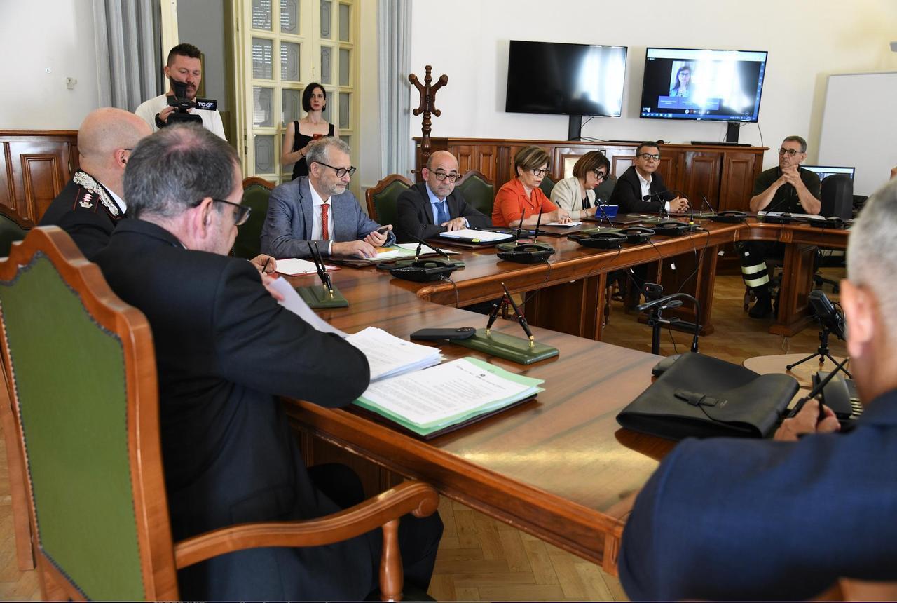 
	Un momento del vertice in prefettura (foto di Massimo Locci)

