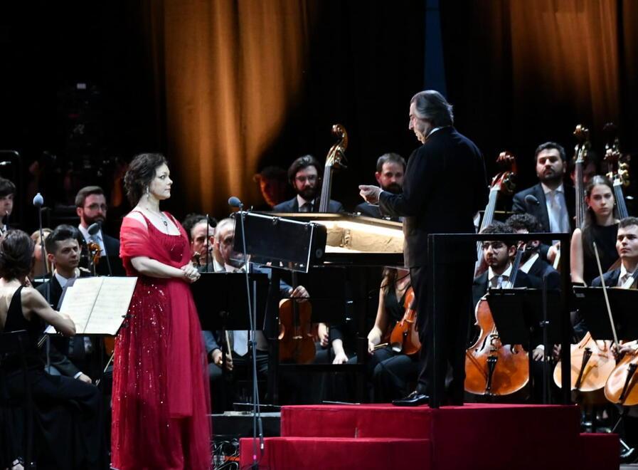 
	Il maestro&nbsp;Riccardo&nbsp;Muti con la soprano Eleonora&nbsp;Buratto (foto di Fiorenzo Sernacchioli)


