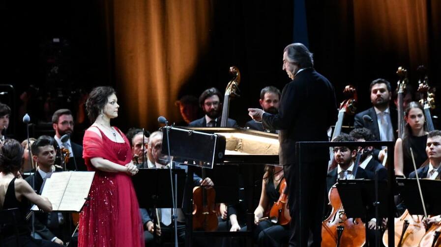 Il maestro Riccardo Muti con la soprano Eleonora Buratto (foto di Fiorenzo Sernacchioli)