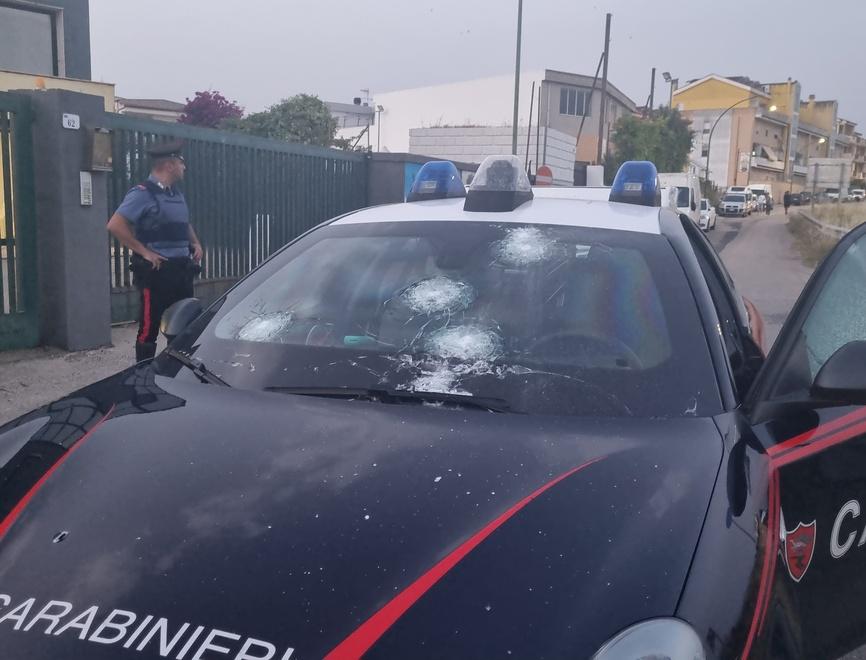 Assalto alla Mondialpol di Sassari, banditi disposti a uccidere: spari ad altezza d’uomo e parabrezza crivellati 
