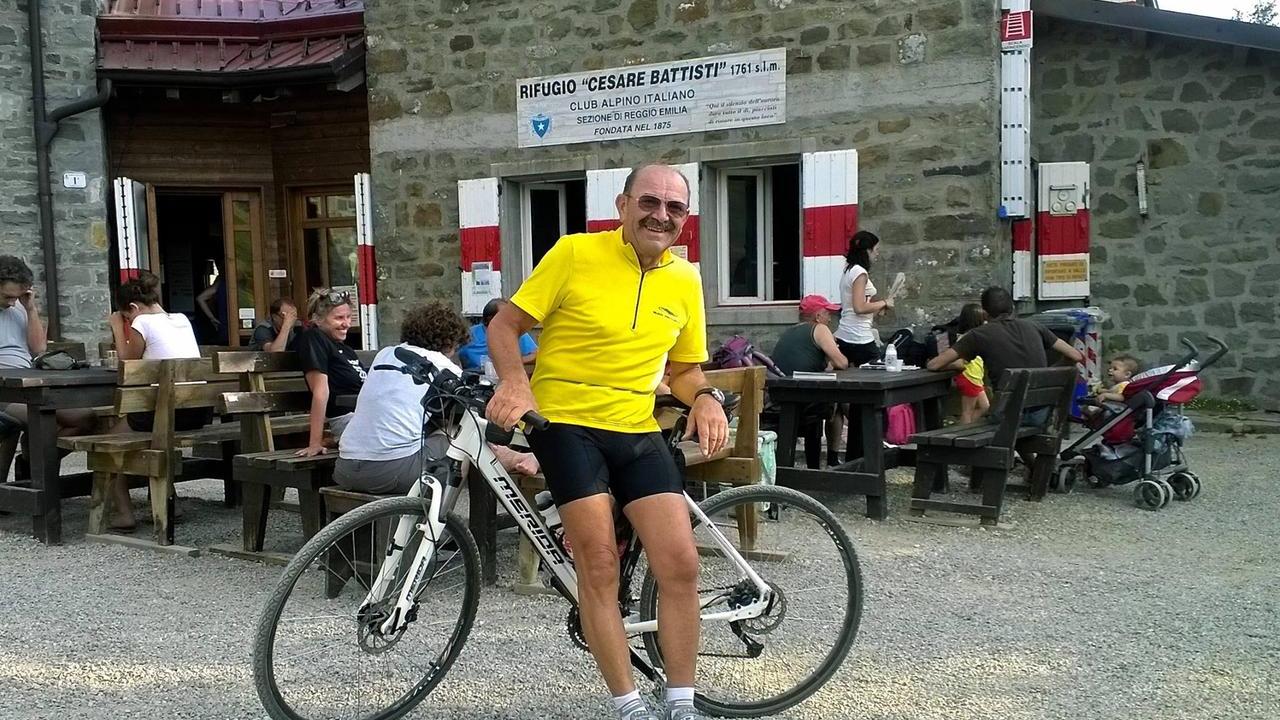 Colto da malore in bici: si accascia e muore