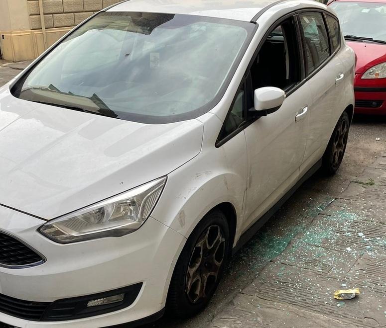 Firenze, ancora raid sulle auto in sosta: i residenti esasperati annunciano azioni