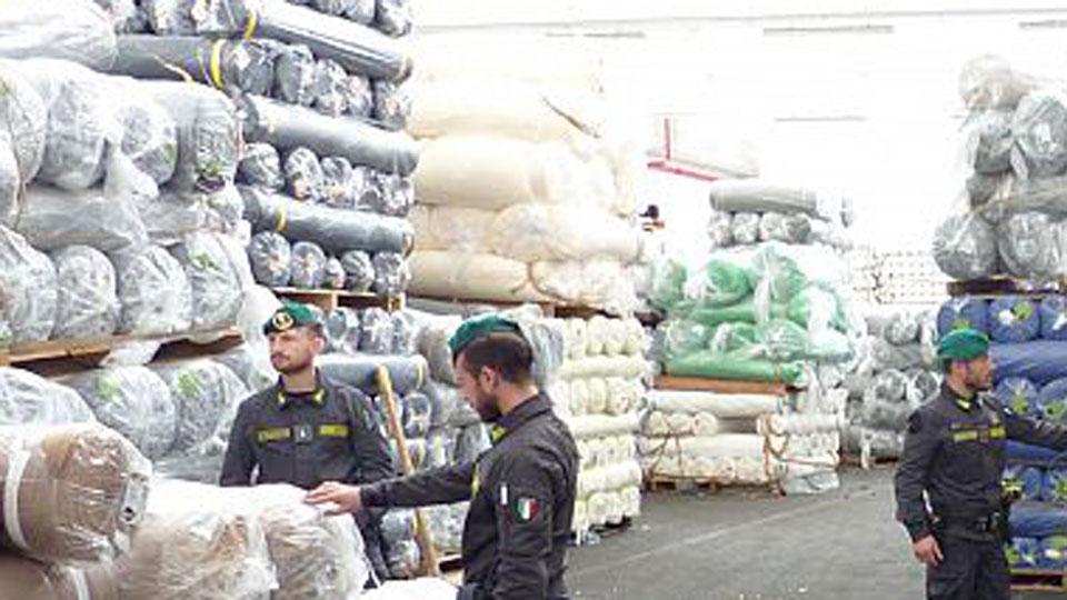 Prato, tessuti confiscati e ceduti all’asta: ricavi per 6 milioni dalla Finanza