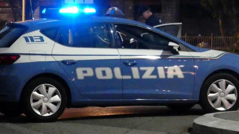 Prato, tenta di violentare una donna in piazza e aggredisce la polizia prima dell’arresto