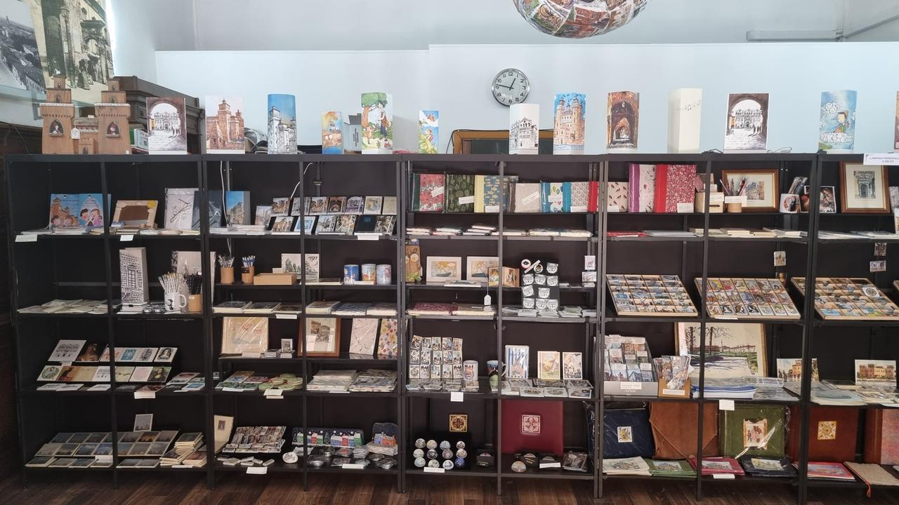 Ferrara, la tesi di laurea? «Solo una copia e abbinata al vestito»