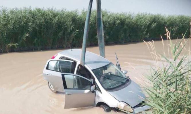 Berra, si schianta e finisce nel canale: un agricoltore si tuffa e la salva