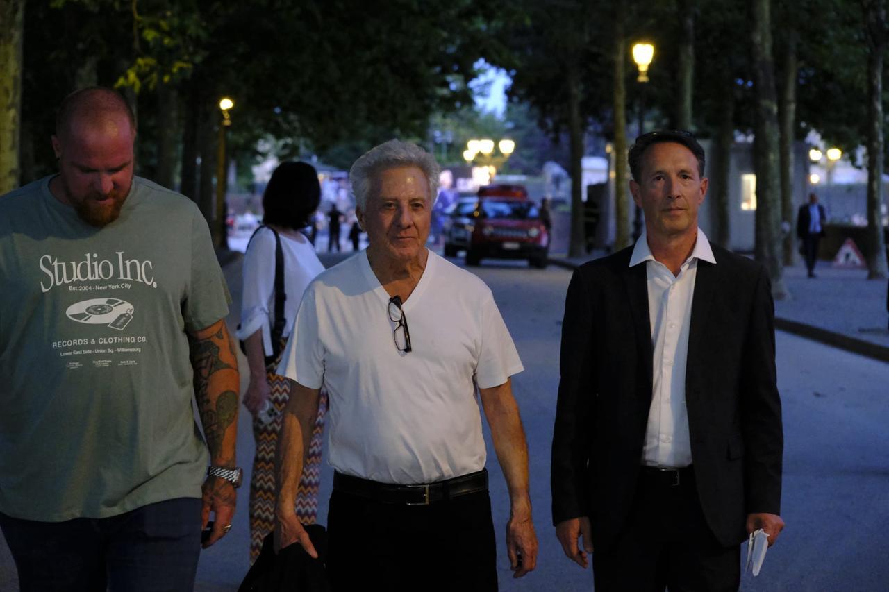 Lucca, ultime riprese con il bagno di Hoffman nella fontana