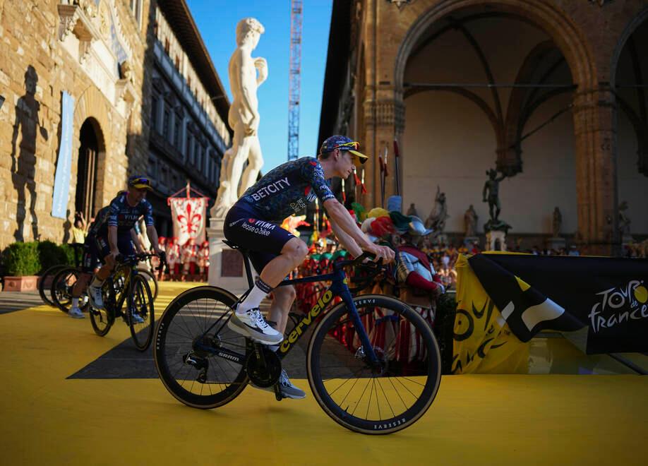 Il grande giorno del Tour de France: partenza da Firenze, tutte le curiosità e i dettagli della tappa – Video