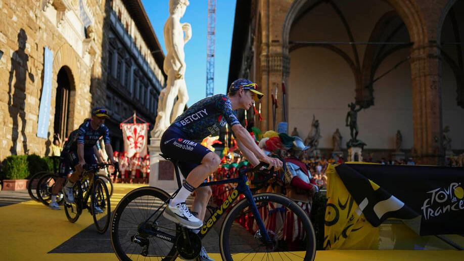 Il grande giorno del Tour de France: partenza da Firenze, tutte le curiosità e i dettagli della tappa – Video
