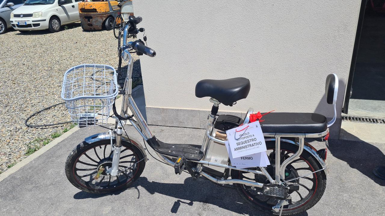 
	La bici elettrica modificata sequestrata dalla polizia municipale

