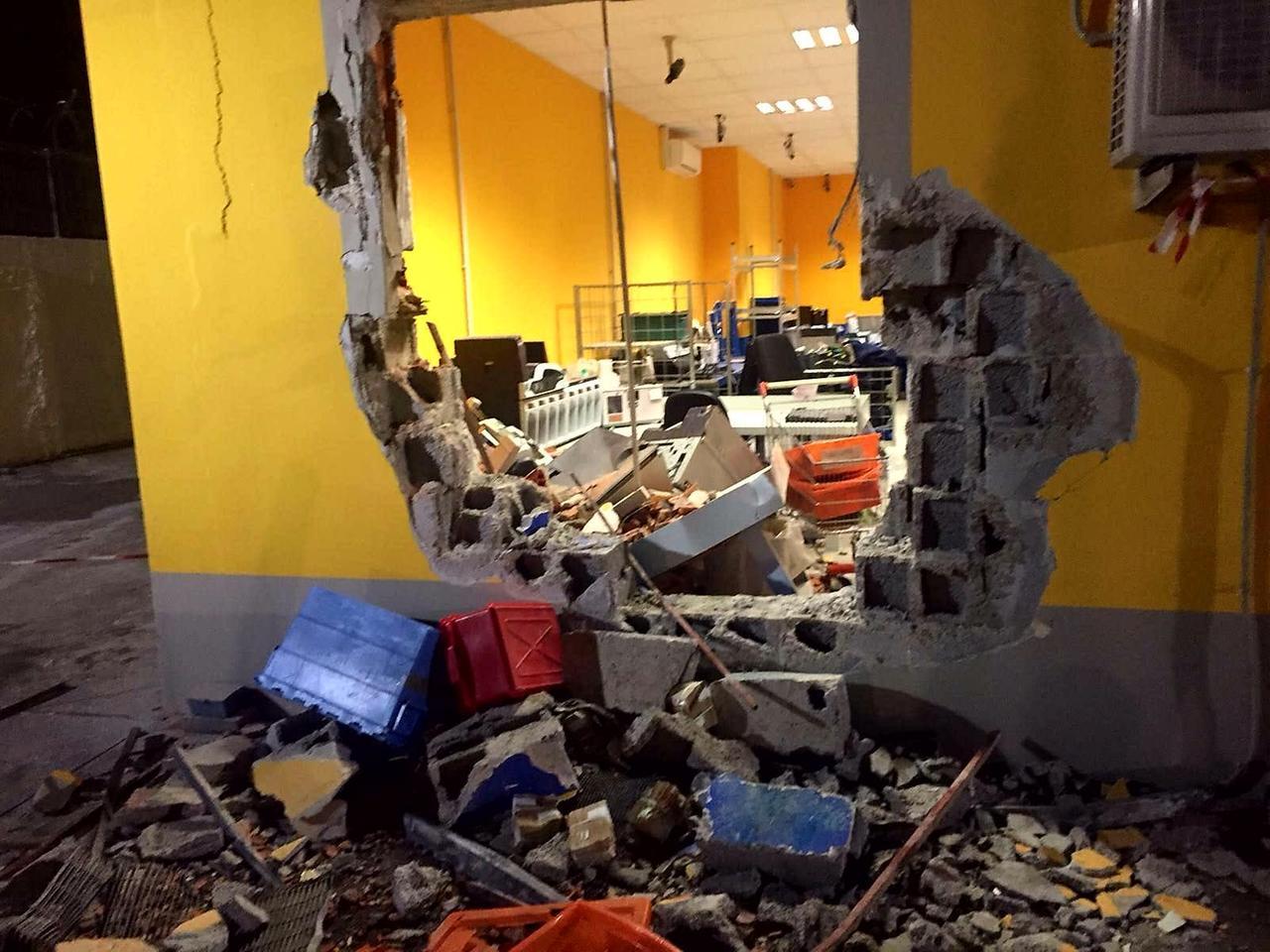 
	Lo squarcio nel muro che ha permesso il saccheggio alla Mondialpol

