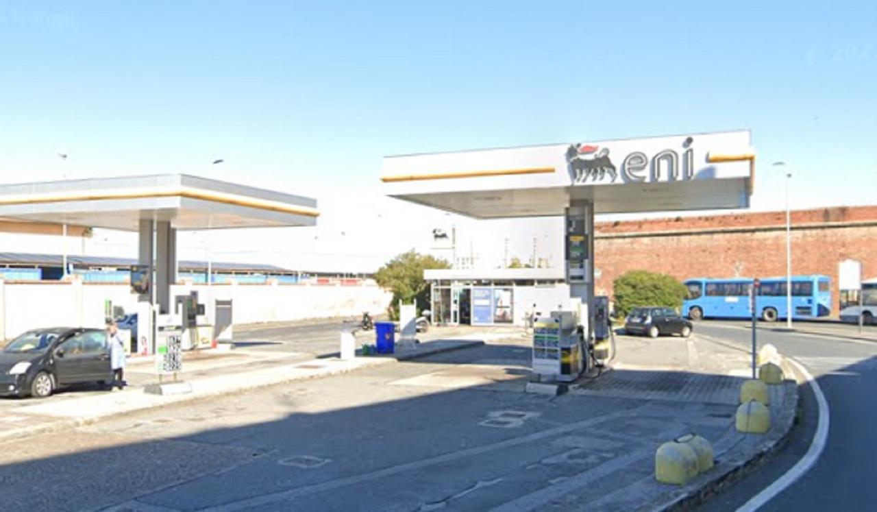 
	Il distributore Eni di via della Cinta esterna (foto d'archivio)

