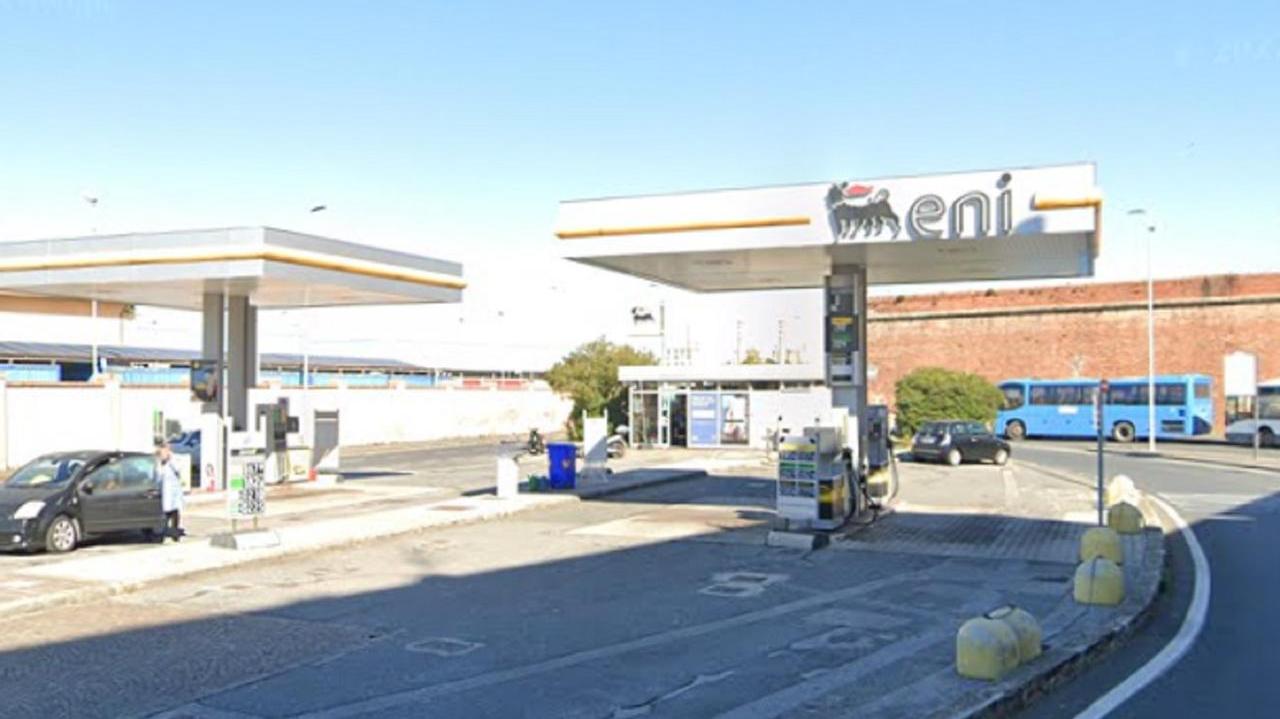 Il distributore Eni di via della Cinta esterna (foto d'archivio)
