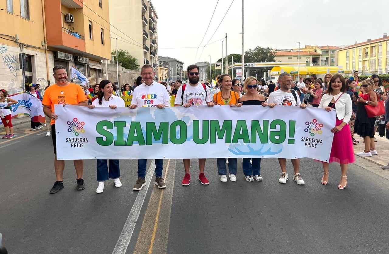 
	Piero Comandini e Alessandra Todde reggono lo striscione con lo slogan del Sardegna Pride 2024 <em>(foto Mario Rosas)</em>

