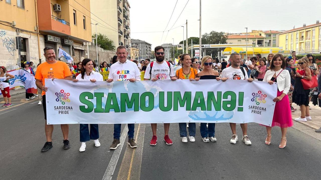Piero Comandini e Alessandra Todde reggono lo striscione con lo slogan del Sardegna Pride 2024 <em>(foto Mario Rosas)</em>