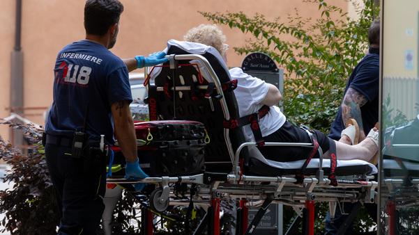 Ferrara, mano nell’impastatrice: donna ferita e portata all’ospedale