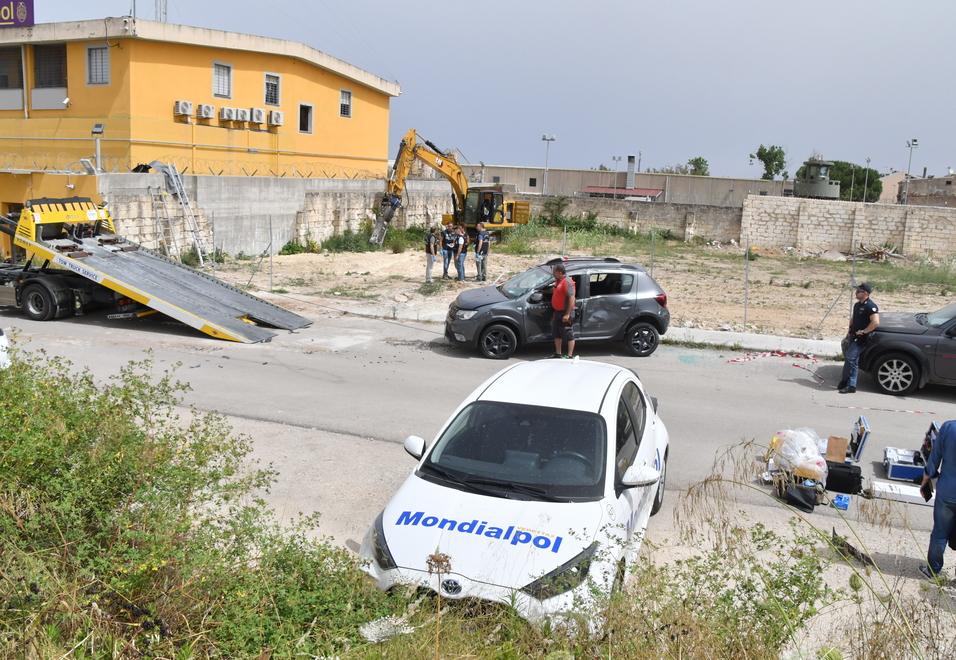 Sassari, l'assalto: via dalla Mondialpol con 20 milioni di euro, è caccia ai banditi