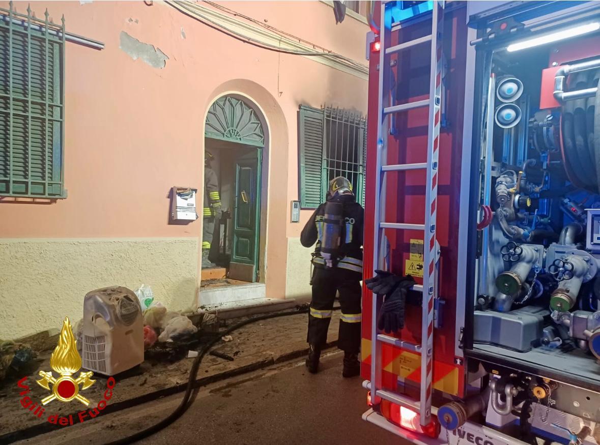 Pisa, paura nella notte in via Fiorentina per l’incendio in un affittacamere